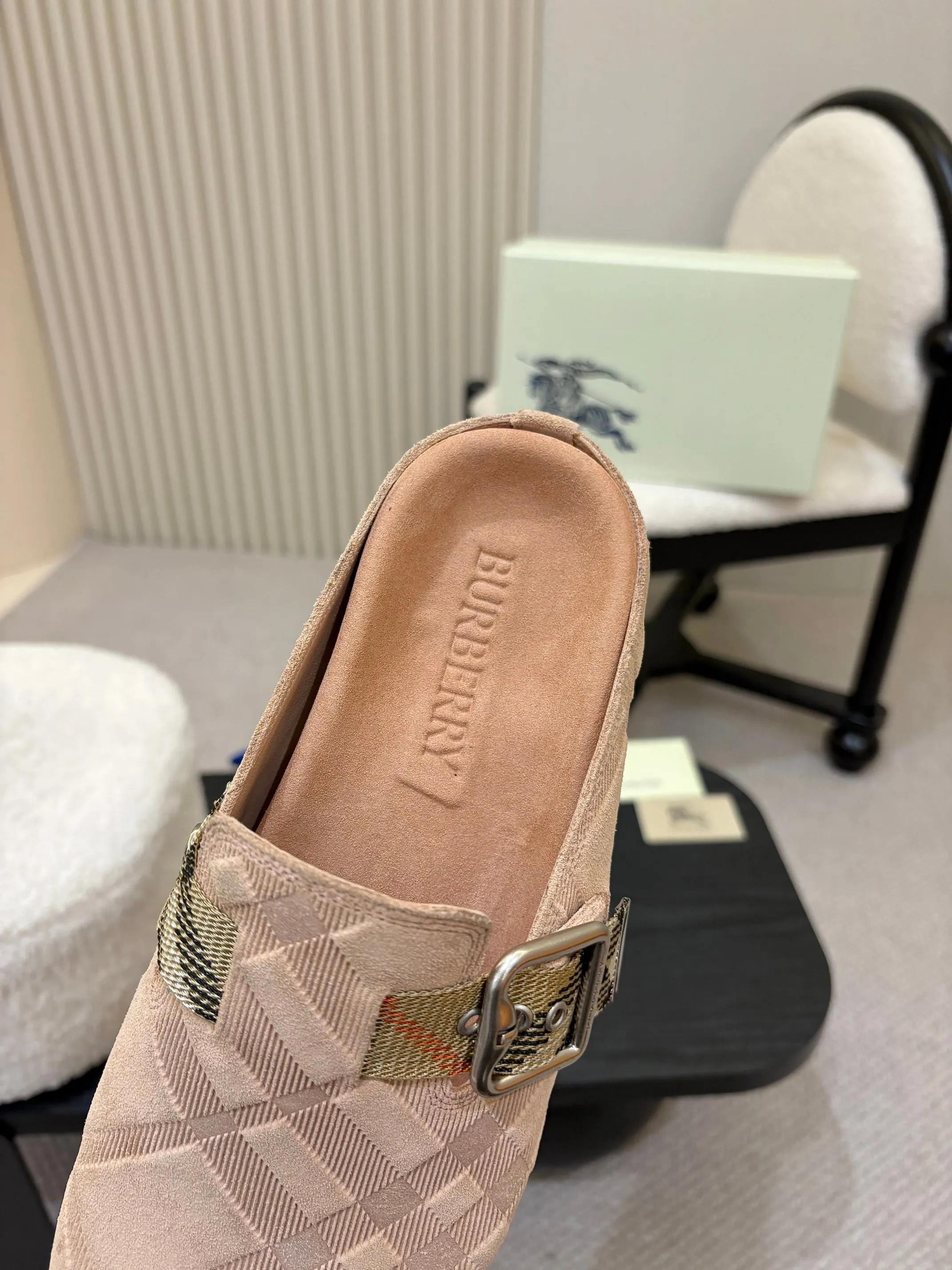 Men's Men's Shoes💰580 Burberry2025's hot-selling Birkenstock slippers are released, made of soft suede fabric and refined in Italian workshops. Featuring an embossed plaid pattern and an embossed sole embellished with the archive brand's logo. Features an adjustable B-shaped buckle strap and is embellished with the signature sand-colored Burberry check in jacquard worsted.   ✅Fabric: suede ✅Lining: silk cowhide ✅Outsole: TPU ✅Color: black, brown, pink, apricot 4 colors available ✅Code number: 35-45 for men and women (35, 45 customized)